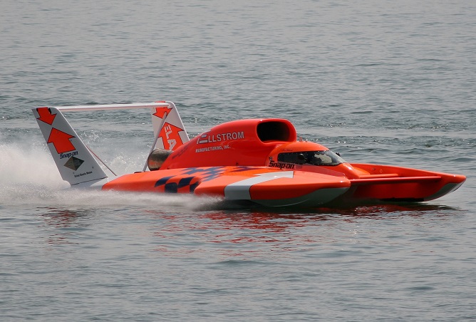 red rc boat